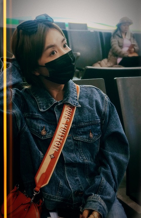 女明星安崎真会穿!一身牛仔套装搭配短发个性洋气,简洁又利落