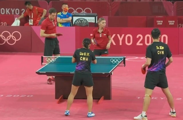 4-4|2连胜,4-0!国乒世界冠军进4强,许昕+刘诗雯怒吼,刘国梁鼓掌