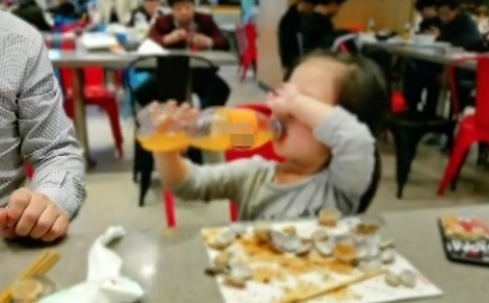 暖心|萌娃“掩耳盗铃”式偷喝饮料走红,一旁奶爸宠溺的眼神超暖心