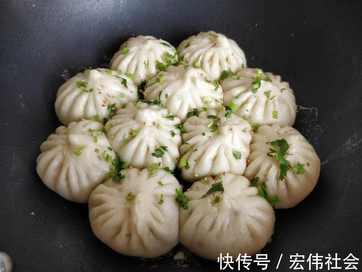 面饼|白菜猪肉水煎包，连吃一盘不过瘾，早餐不用出去吃了