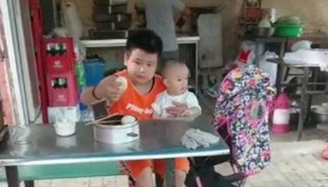 兄弟姐妹|哥哥带着妹妹去吃早餐,妈妈偷偷跟着,看到哥哥的做法忍不住落泪