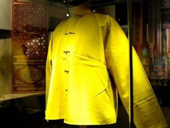 黄马褂|包龙星为何因为黄马褂不敢打常威?包龙星怕的不是这件衣服,而是背后的人