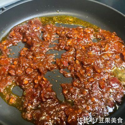 那一碗令人神往的蒜蓉锡纸烤花甲