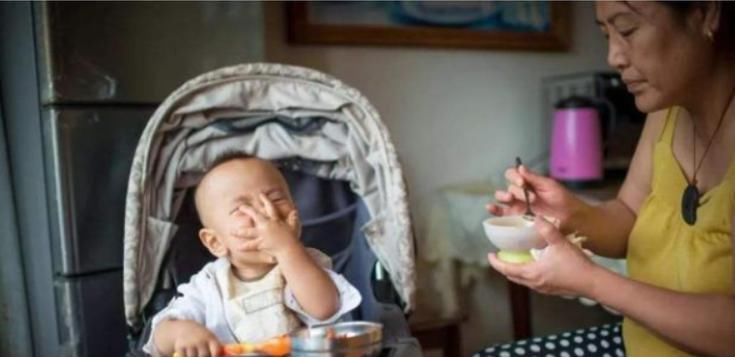 餐具|这些常见的喂娃方式,会让孩子“越来越笨”,家长快停止错误举动