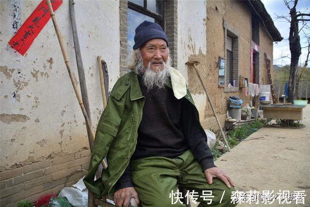 李大师|倔强老头潜心根雕30年，两层土楼堆满获奖作品，不卖钱甘守贫寒