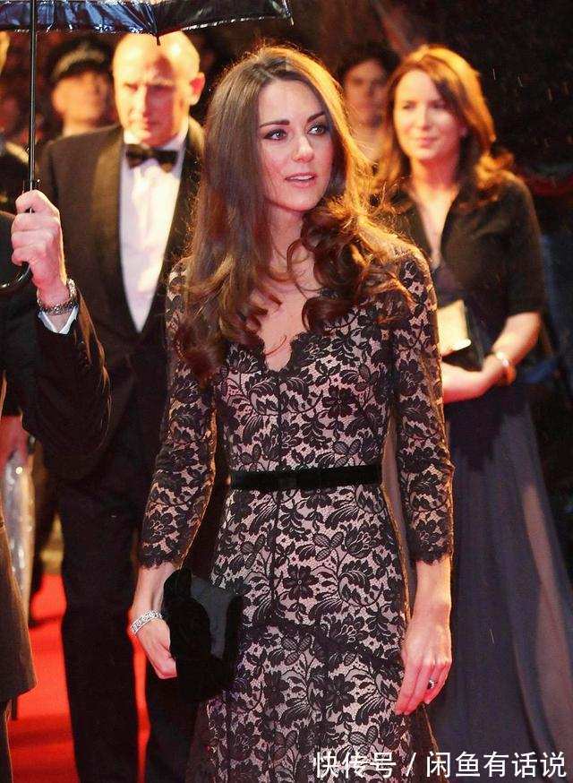 性感|凯特王妃气质真好,黑色蕾丝裙穿出高级感,不戴珠宝也有贵族气息