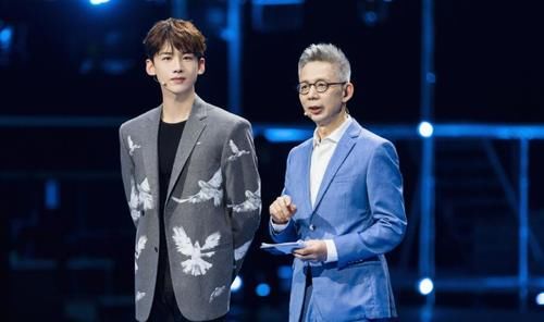 关睿怡指出了选手敢怒不敢言的问题，薛兆丰却当场甩锅，太尴尬了