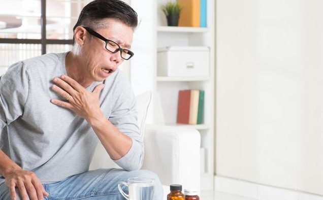 祛痰|慢性支气管炎,喉咙有痰,咳不出咽不下试试2个方法,轻松祛痰