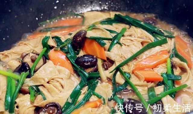 老少皆宜|立秋之后，补钙化痰多吃腐竹，2种素菜炒一盘，真比肉还香