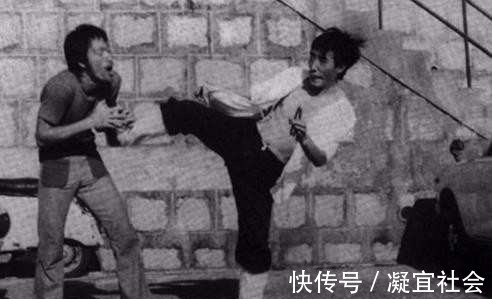 李振藩|李小龙与韩英杰切磋武术罕见照,韩英杰对李小龙腿上功夫大加赞叹