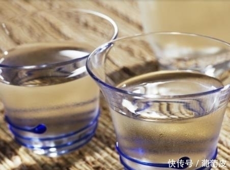 不喝酒的人和每天喝少许酒的人，谁的身体更健康？