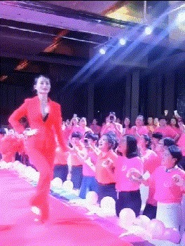 |搞笑GIF:看这熟练的程度 她们肯定不是第一次了