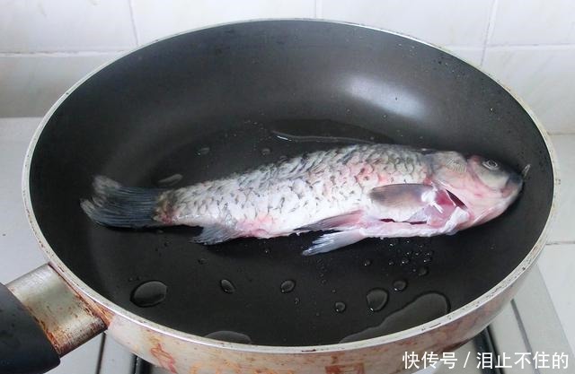 不管炖什么鱼汤,都不要放这“2种调料味”,做不对鱼又腥又难喝