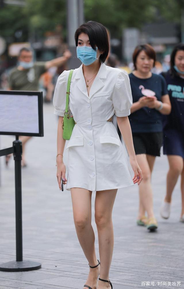 干练|精致干练的短发美女,白色西装裙搭配一字带细跟凉鞋,显成熟大气