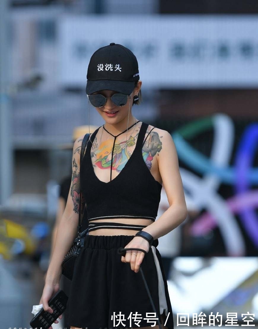 路人街拍，纹身和狗，一看就很“富有”