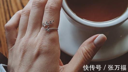 玉扳指 戒指戴在不同的手指，表达的意思是什么？