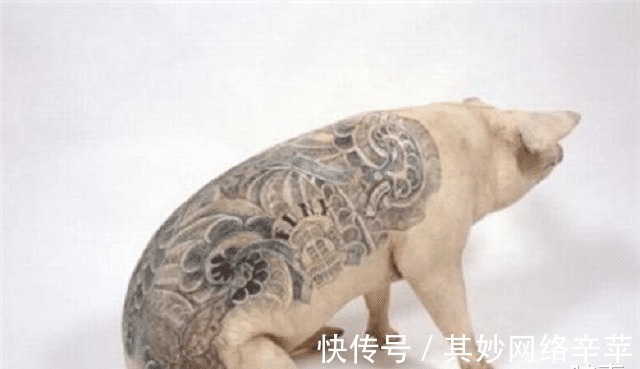 活猪|比利时男子给活猪纹身,猪皮被香奈儿做成限量版包,轻松赚50万