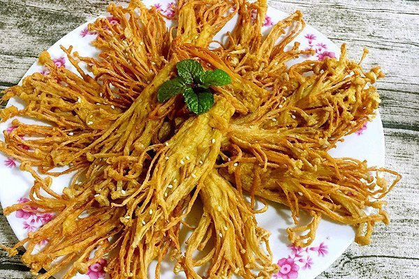 此菜香酥可口，好吃不塞牙，咬下去满嘴香，家人一人一盘吃不腻