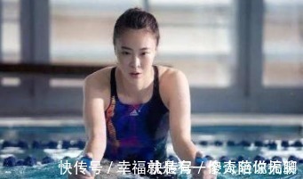 中国女排|惠若琪泳装肌肤如雪，犹如出水芙蓉，对比紧身裤凸显好身材