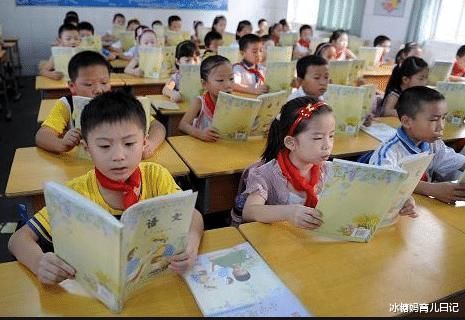 草稿纸|小学生“草稿纸”走红,考试被当成“试卷”上交,网友:完全相反