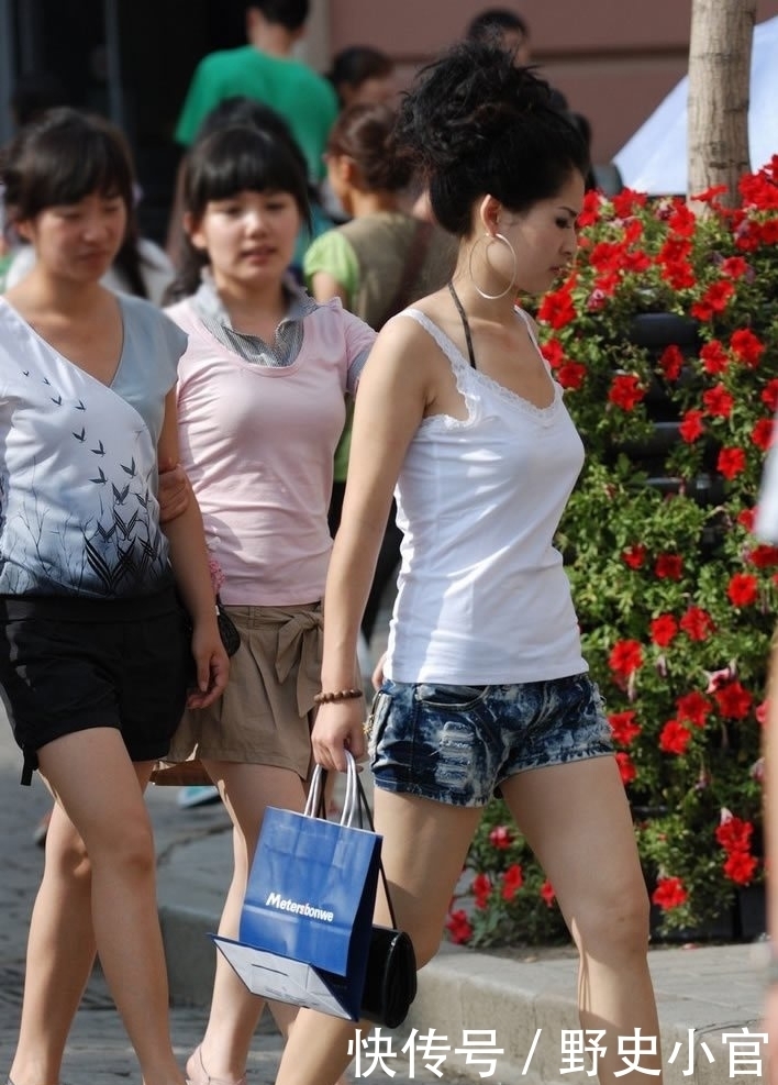牛仔|街拍:美女白色背心配牛仔热裤,简约个性又显气质