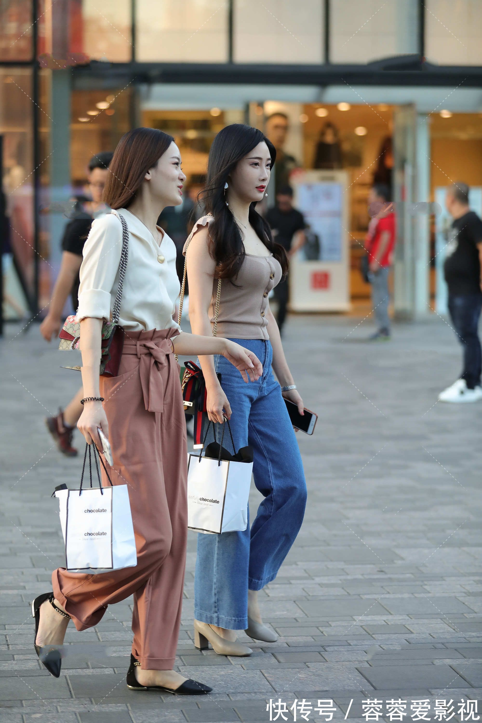 牛仔 甜美又优雅的穿搭,飞飞袖小衫配牛仔阔腿裤,轻松穿出靓丽的造型