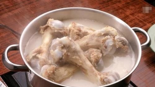 体质|10岁男孩因一碗“毒汤”一年不长个,儿科医生:很多家长还在喂