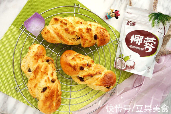 #健康甜蜜烘焙料理# 椰蓉提子面包