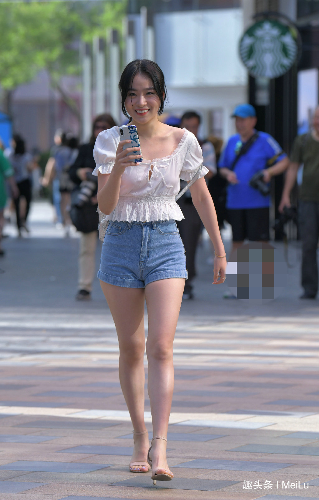 性感 牛仔短裤搭配高跟鞋,时尚好看还特别性感