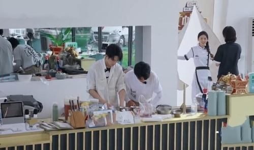 黄晓明|周也和男嘉宾热聊，却对姚安娜冷若冰霜，导演只好用字幕缓和气氛