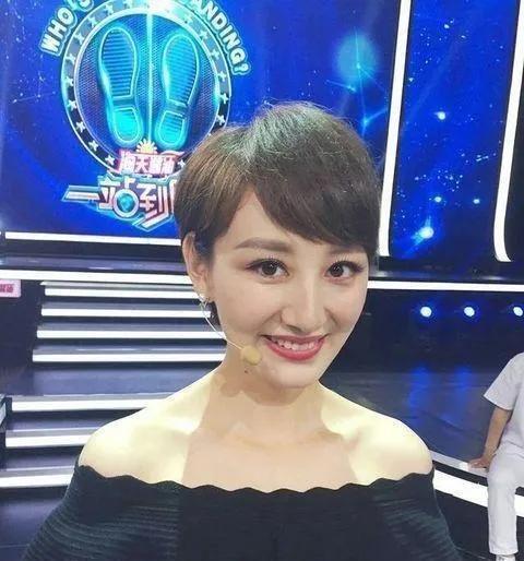 江蘇衛(wèi)視女主持人：郭曉敏