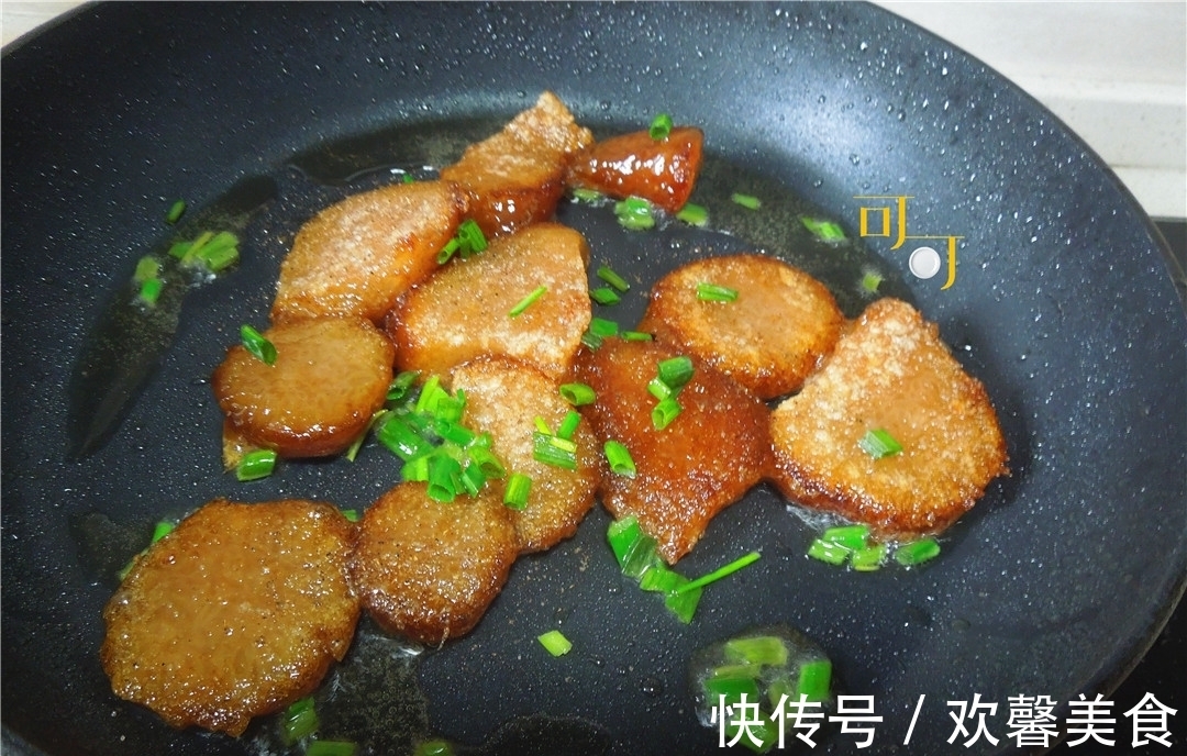 粽子|粽子别再蘸糖吃,换个法子炒一炒,金黄酥脆,包你家里粽子不够吃