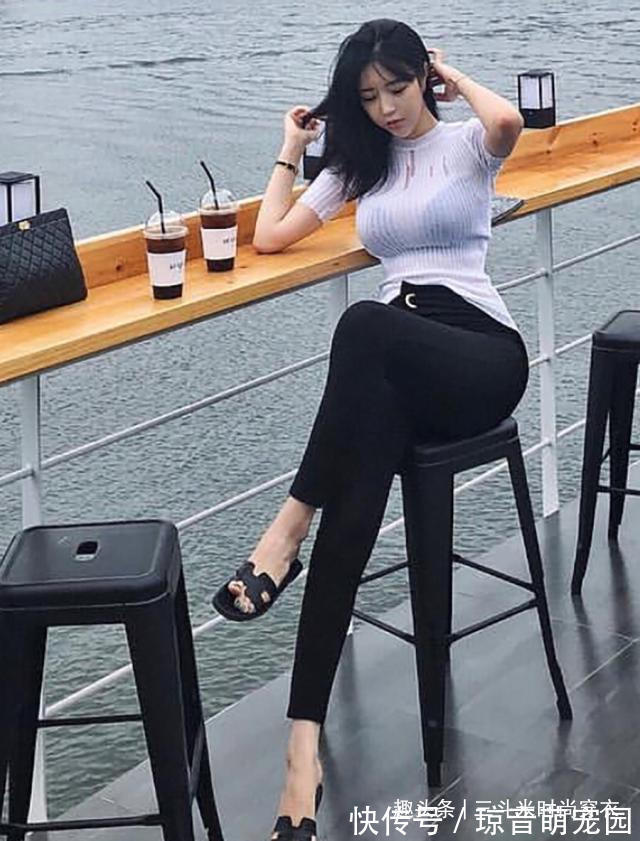 苗条 牛仔裤藏肉更是显高,身材苗条婀娜,减龄显瘦优雅动人!