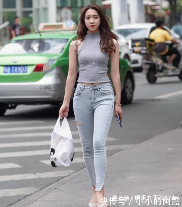 穿搭 时尚挂脖T恤,搭配修身牛仔裤,绽放出女生特有的魅力
