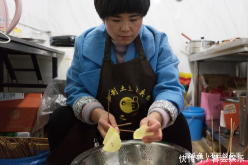 33岁女子卖土豆片夹馍,佛系做生意希望以后会更好