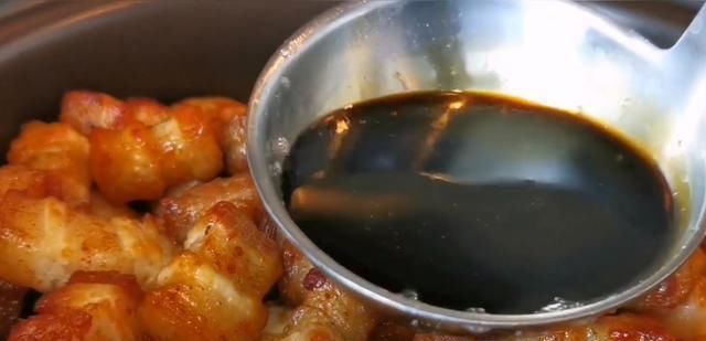 我家五花肉从不红烧,加一块豆腐,不加油不加水,上桌瞬间被扫光