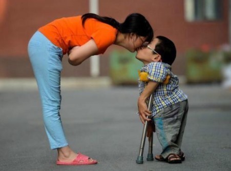 看了又看|“袖珍爸爸”一家四口穿亲子装,路人笑问宝妈:这都是你生的?