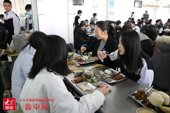 校长陪餐，餐餐安心——万杰朝阳学校校长陪餐制常态化