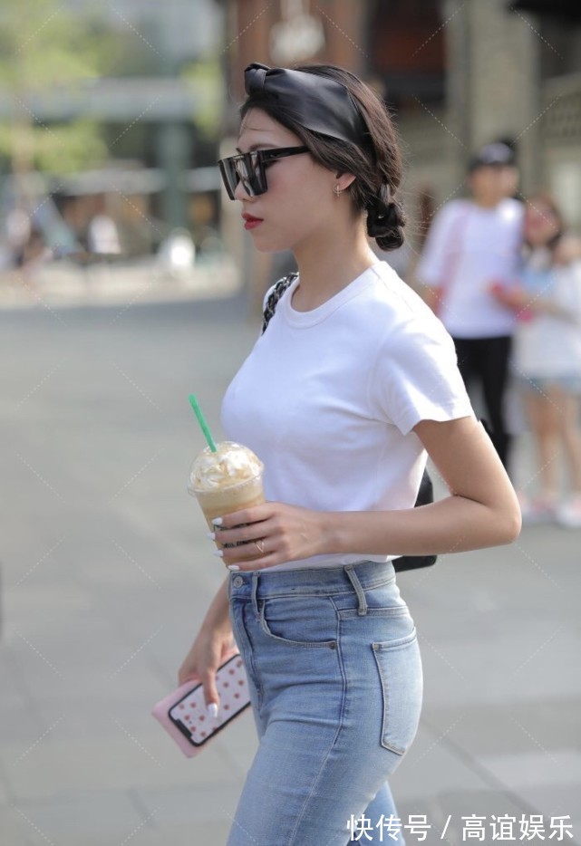 时尚达人 喇叭裤搭配白T真是绝配,高腰设计搭配出另一番韵味