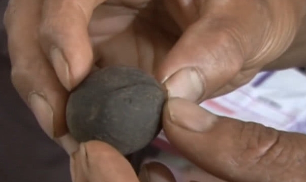 屠夫在羊肚发现几个石头,好奇在网上查了一下,结果让他兴奋不已