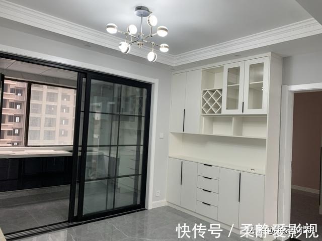 装修|她家装修花了12万,打造网红款电视墙,请木工师傅打柜子很喜欢