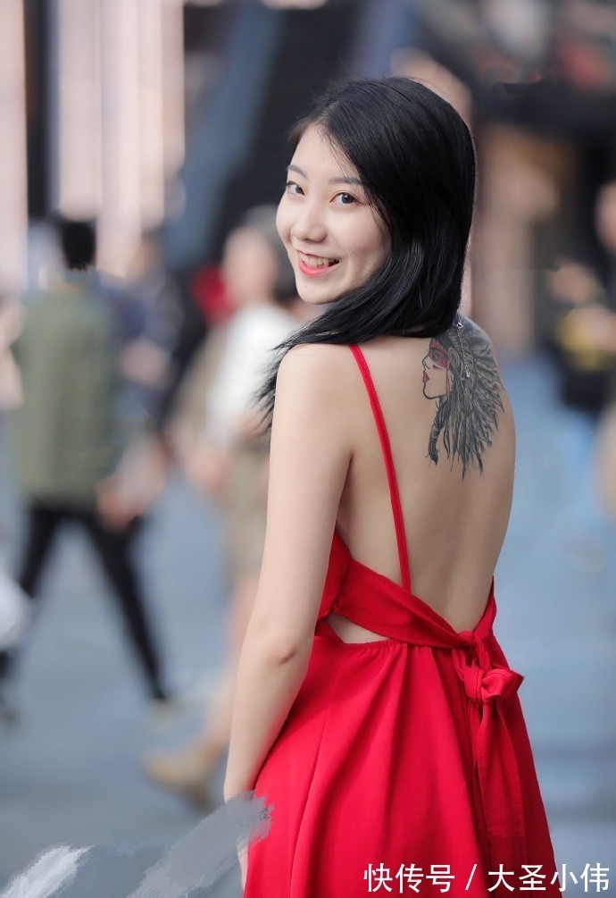 小姐姐|美女街拍：姐姐的“红”很妖艳，既显身材又显气质，长裙就该这样穿