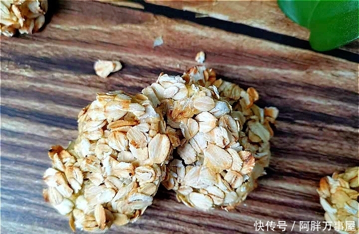 上桌|香蕉别再生吃!加1个鸡蛋,1把燕麦片,简单一烤就上桌,贼拉香