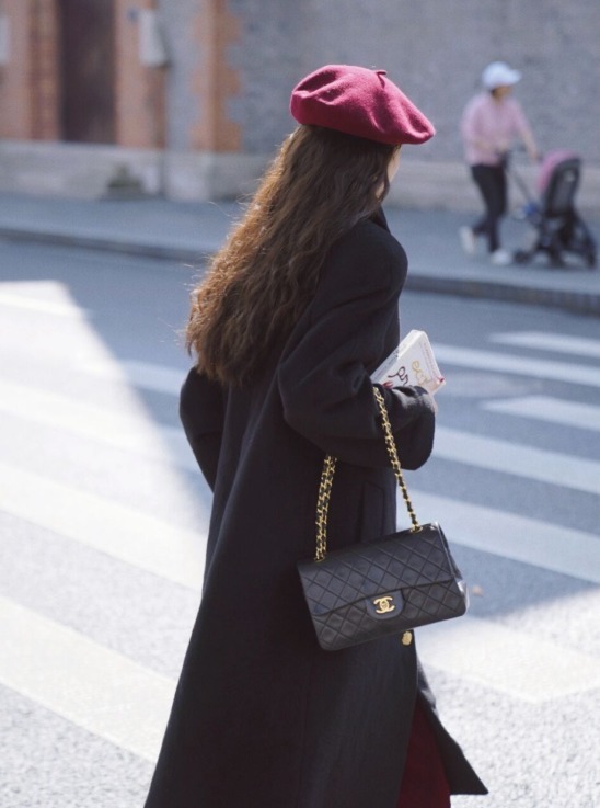 修饰|冬季该如何穿?经典大衣搭配半身裙或长裤高级感满满,简约大气