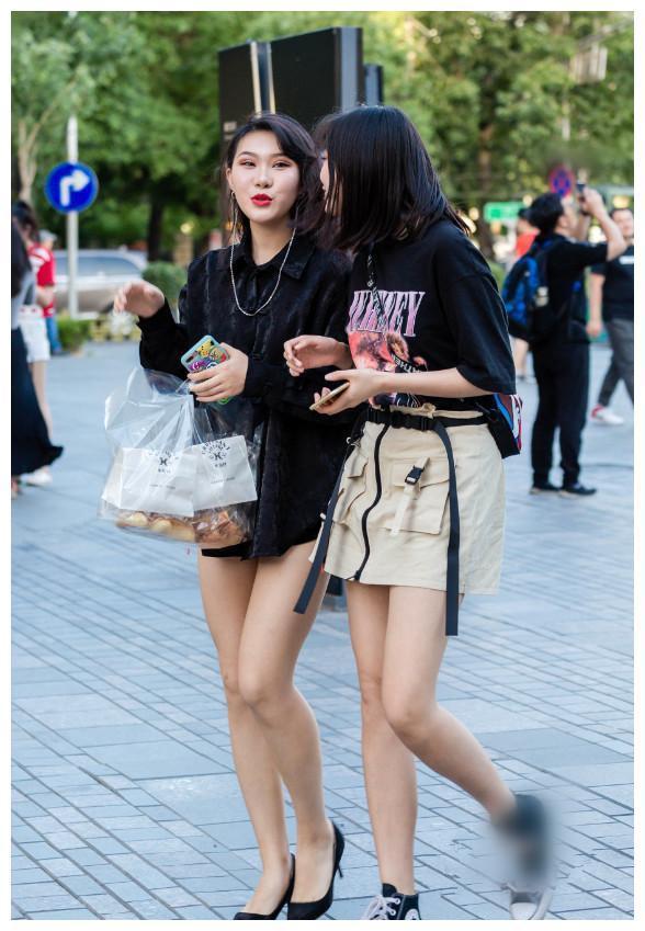  清新|街拍小姐姐连衣裙外搭帅气的格子西装，展现出清新淡雅的气质