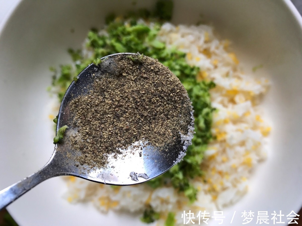 自制|自制肉松饭团,搭配西兰花,好吃又营养