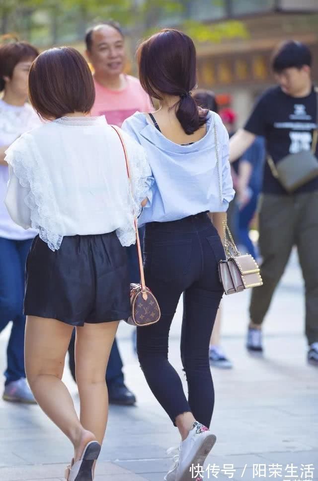 小姐姐 时尚装扮娇小美丽小姐姐配上黑色牛仔裤简直美出天际了