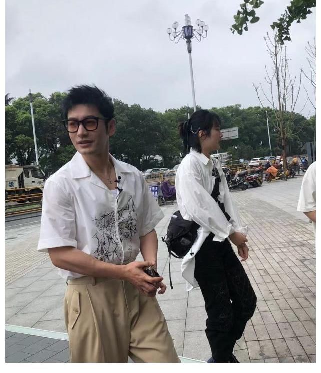 b黃曉明曬美食，有baby喜歡的紅燒肉，疑似小海綿的碗勺呆萌出鏡