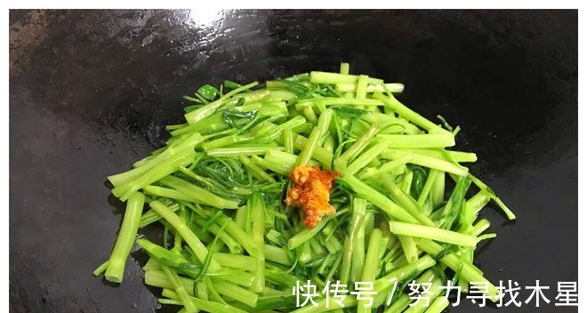 夏天|夏天要多吃这碱性蔬菜,钙是西红柿的12倍,5块钱1把,清脆又!