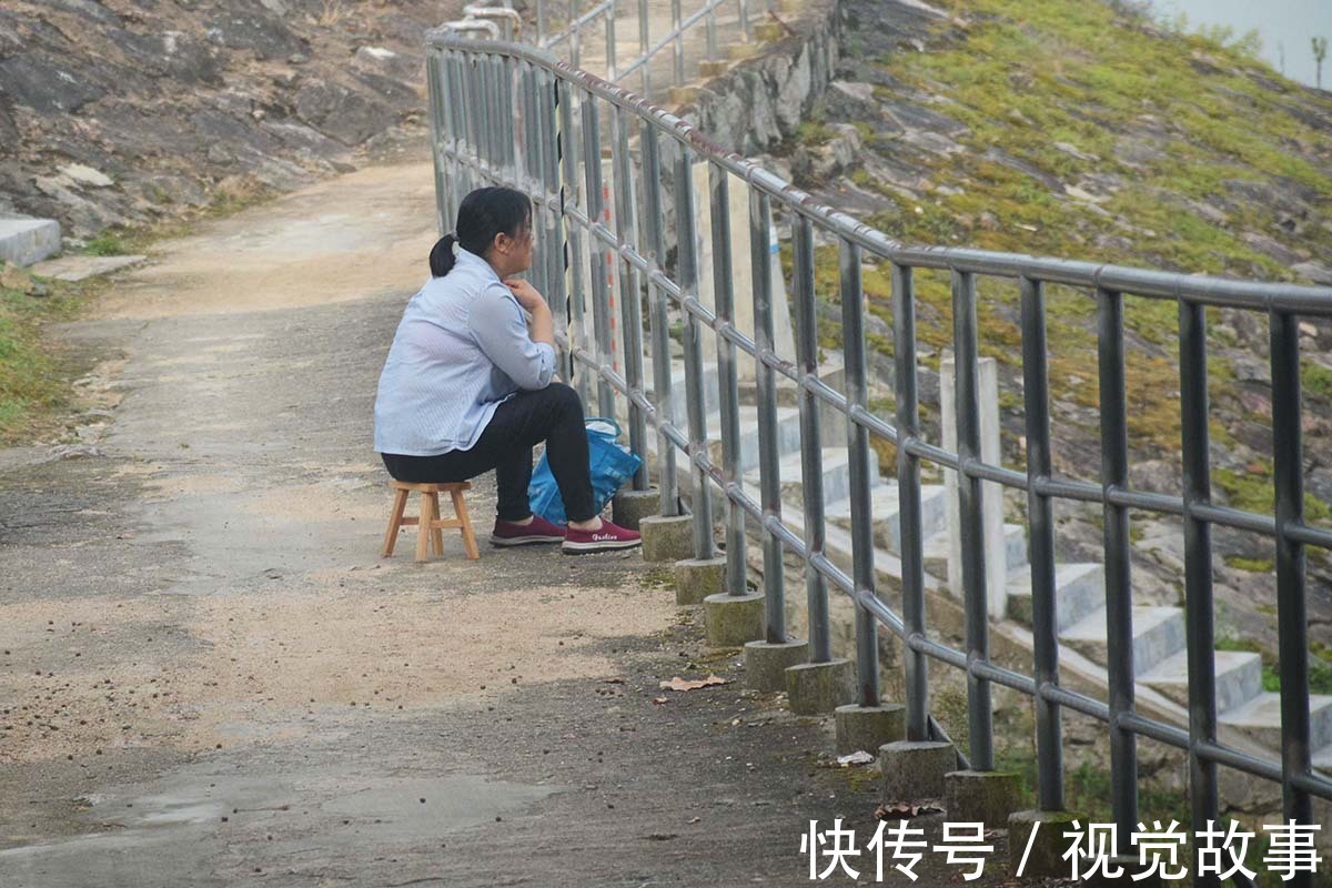 山村村民天天钓鱼,经常空手而归,看靠啥增加收入